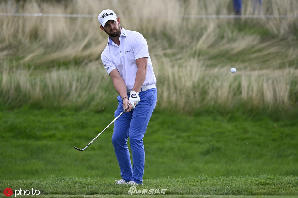 斯坦尼斯拉夫·马图斯在夕阳下的信天翁球场完成收杆，金色的余晖洒满全身，构成一幅运动员与自然和谐相融的动人画面。