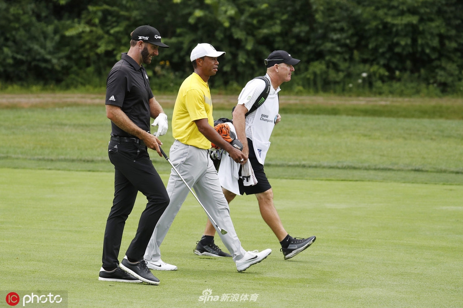 托马斯在第十六洞果岭旁振臂庆祝，背景中观众为他神奇的一杆陷入沸腾。