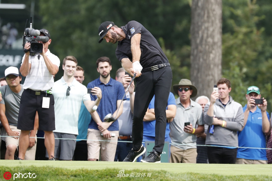 托马斯在第十洞果岭边仔细察看推杆线路，专注的神情预示着一场进攻风暴。