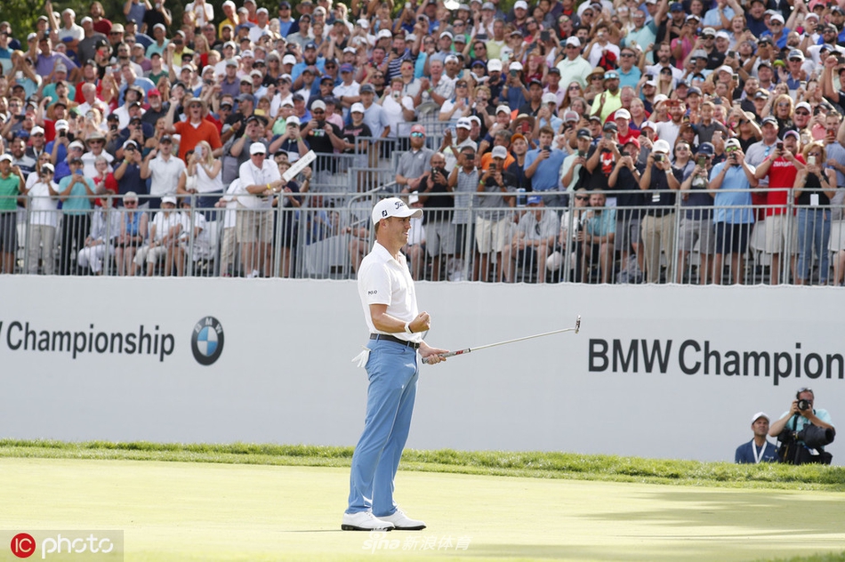 贾斯汀·托马斯在第十八洞果岭优雅推杆，目光专注锁定胜局一刻