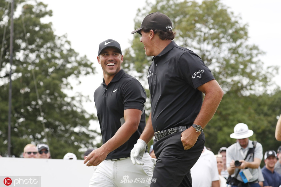 托马斯与父亲迈克共享胜利喜悦，冠军奖杯在两人手中熠熠生辉