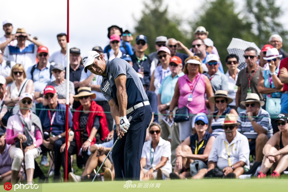 奥地利球手马提亚·施瓦布在果岭边优雅切杆，动作流畅