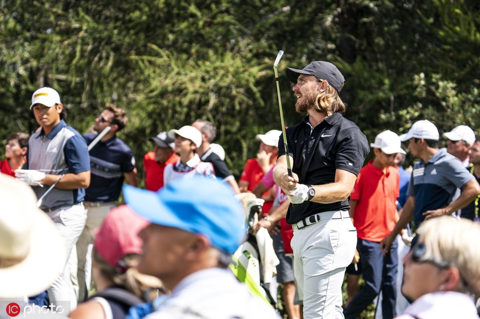 克莱恩斯席瑞高尔夫俱乐部被群山环抱，风景如画，球道与远山相映成趣