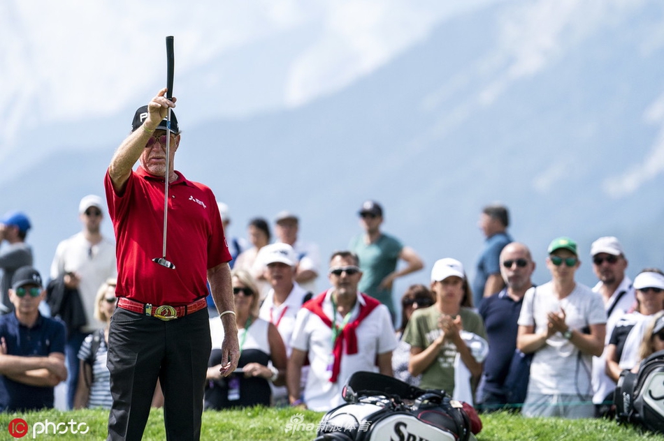 英格兰球星汤米·弗利特伍德在阿尔卑斯山背景下大力开球，身姿矫健