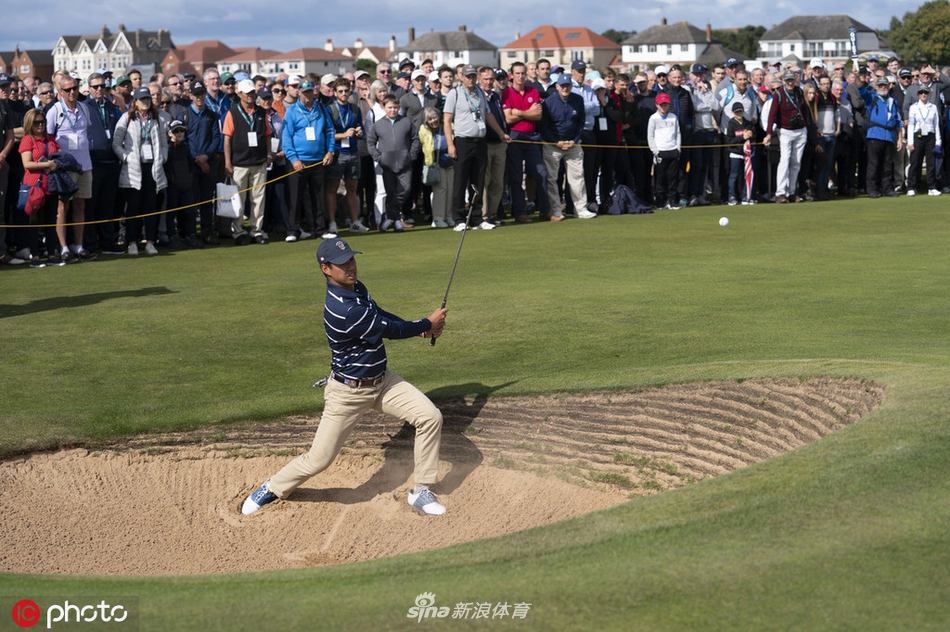 美国队队长纳撒尼尔·克莱斯比神情严肃，密切关注着场上瞬息万变的比分。