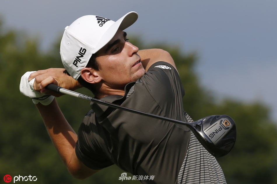 比赛因雷雨短暂中断，阴云笼罩下的古老球场别具韵味