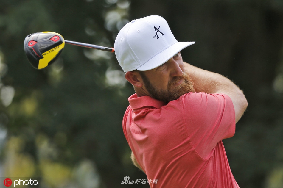 涅曼在果岭边细致观察推杆线路，凝神静气的瞬间