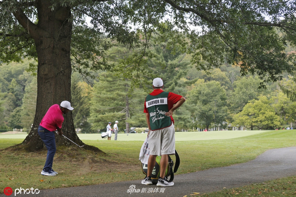 华金·涅曼在第三轮比赛中从容走向下一个发球台