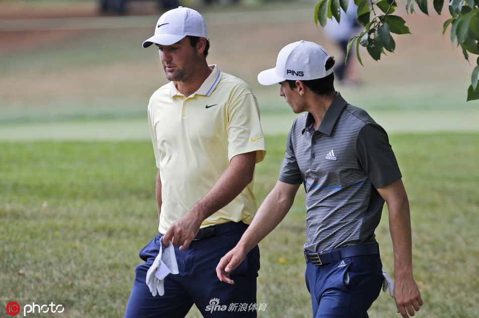 华金·涅曼在绿蔷薇赛第三轮中沉稳挥杆，目光坚定地望向球道远方