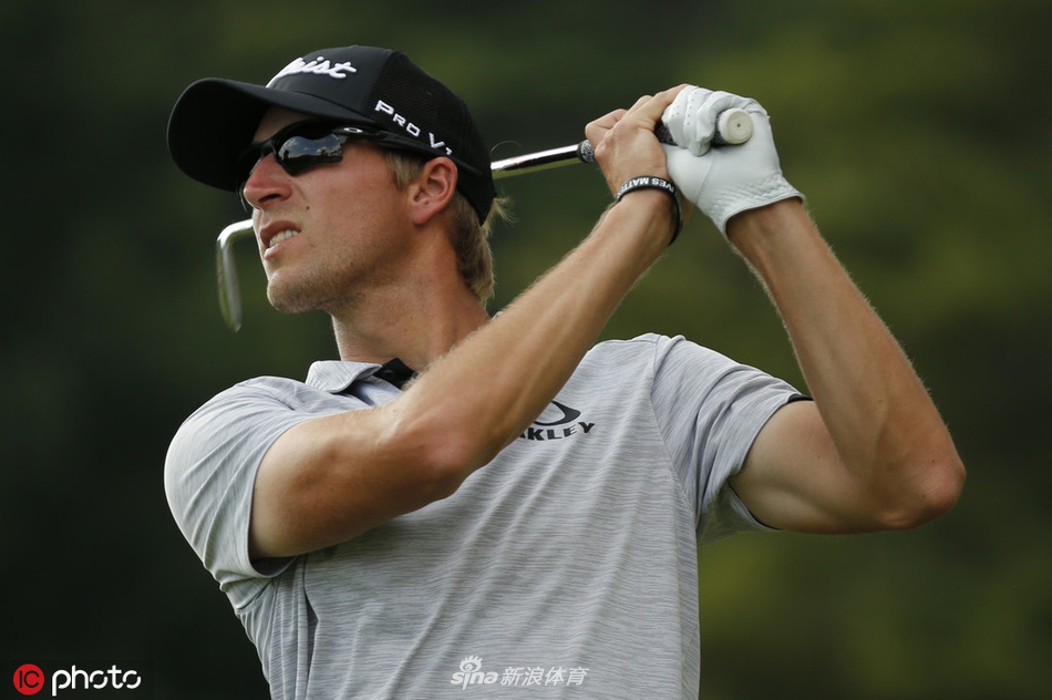 涅曼与球童在比赛中深入交流策略，团队合作无间