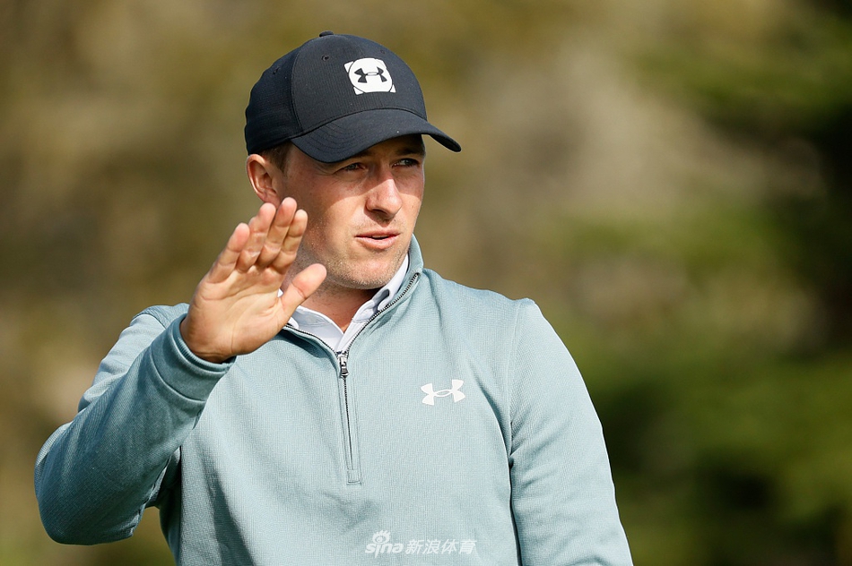 斯皮思的8号铁击球瞬间，身体充分扭转，目光专注地望向远方的果岭，完成决定性一击。