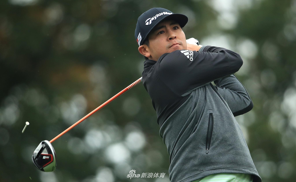 决胜第18洞，考赛茨屏息凝神推入关键一推，完成标准杆锁定胜局