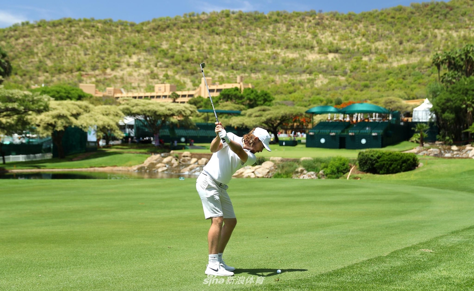 加里·普莱尔乡村俱乐部会所外景，现代建筑与自然风光和谐相融