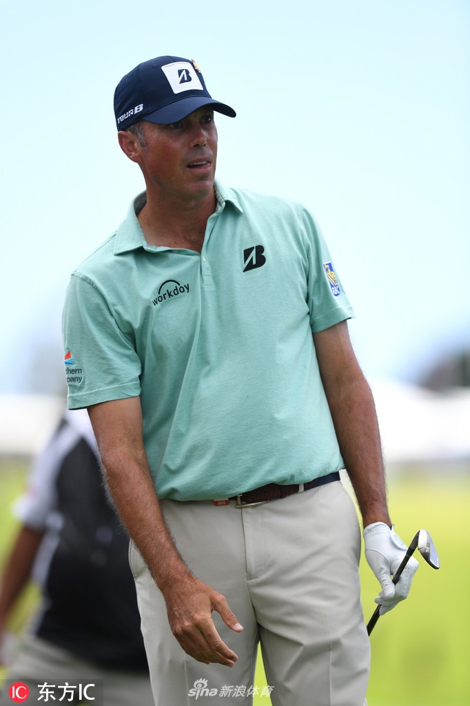 安瑟与亚军阿隆·派克在第十八洞果岭拥抱致意，两位对手的笑容中充满了惺惺相惜的尊重与友谊。