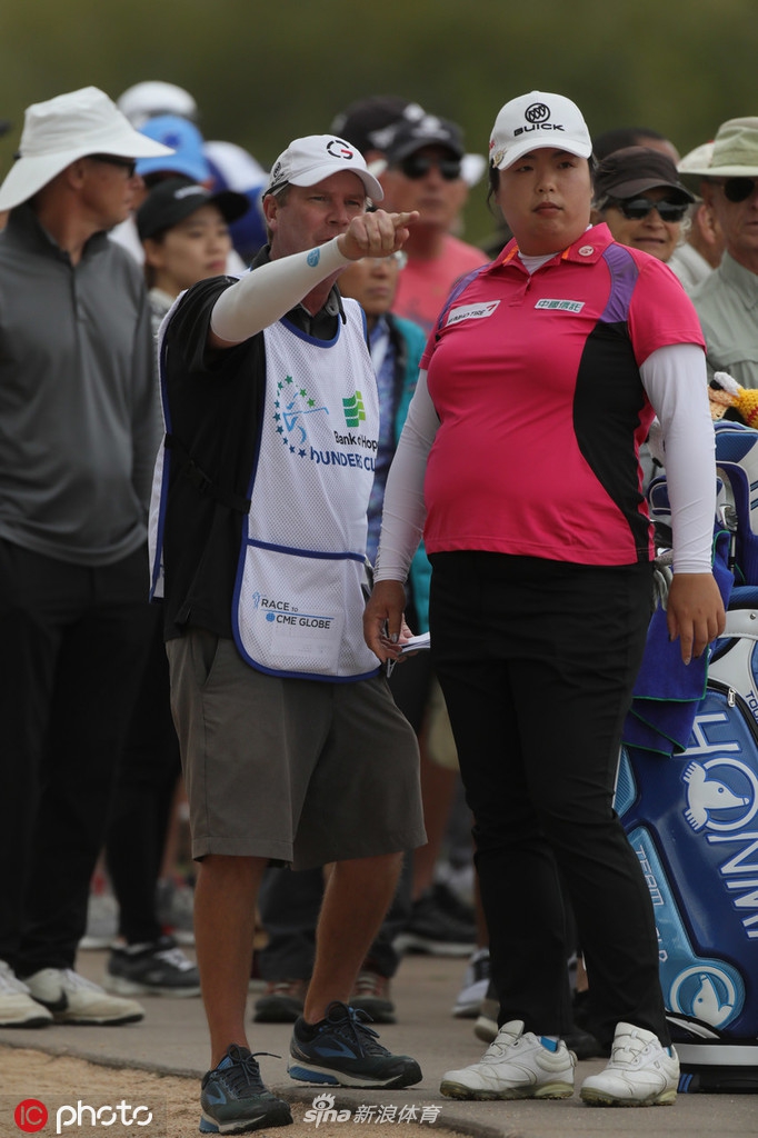 崔罗莲在完成比赛后露出灿烂笑容,与友人分享复出首战的喜悦之情