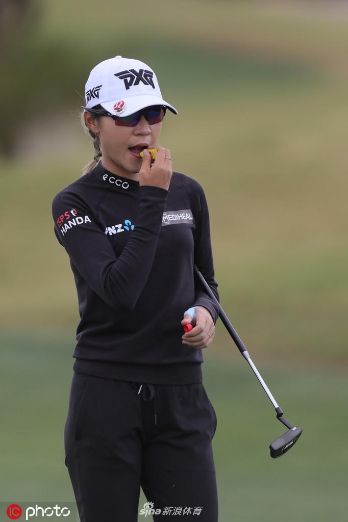 崔罗莲在野火俱乐部果岭边专注凝望,眼神中透露出伤愈复出的坚定与沉着