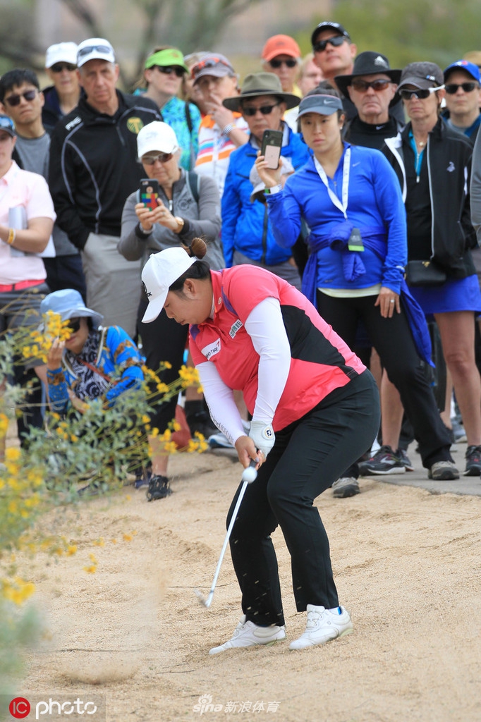 比赛紧张进行中,选手们穿梭于风景如画的野火俱乐部球场