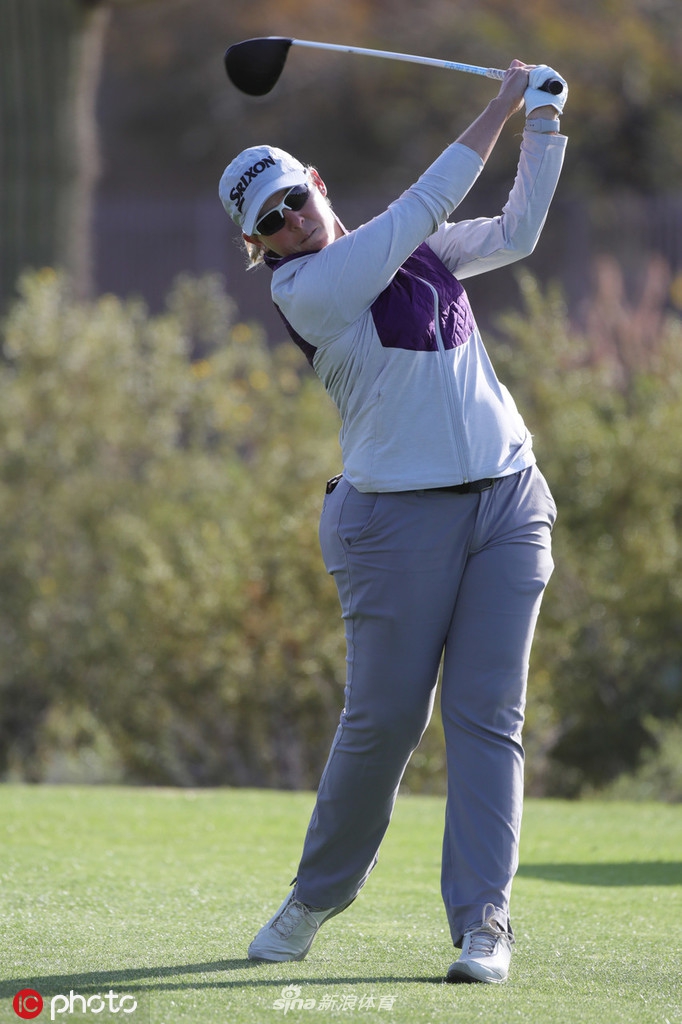 中国高尔夫名将冯珊珊在比赛中沉稳推杆,彰显大将风范