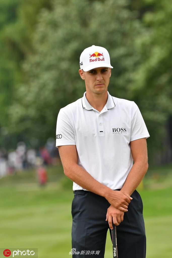 安德烈·帕万在加洞赛中打出决定性一击后,握拳激动庆祝,背景是德国慕尼黑埃谦里高尔夫俱乐部的经典景观