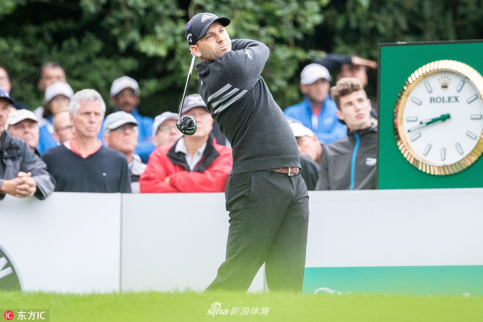 赛事赞助商劳力士的标识与高尔夫球洞同框，象征着这项运动对精准与时间的永恒追求