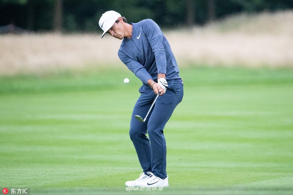 丹麦球员托比约-奥利森大力开出本轮一记远距离发球，动作充满力量感