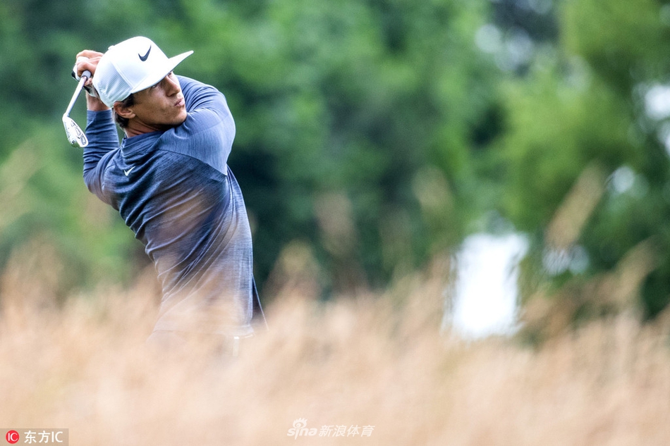 法国球员塞巴斯蒂安-格罗斯在宝马国际公开赛首轮比赛中专注地凝视果岭，评估推杆路线