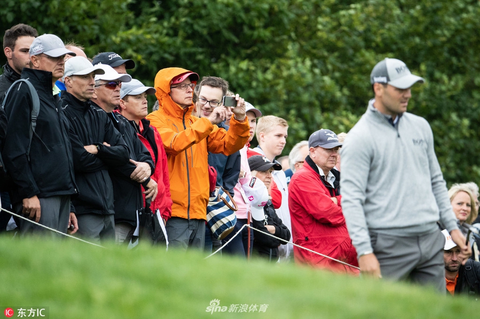 西班牙名将塞尔吉奥-加西亚在沙坑中完成一次漂亮的救球，沙尘飞扬展现出他精湛的短杆技术