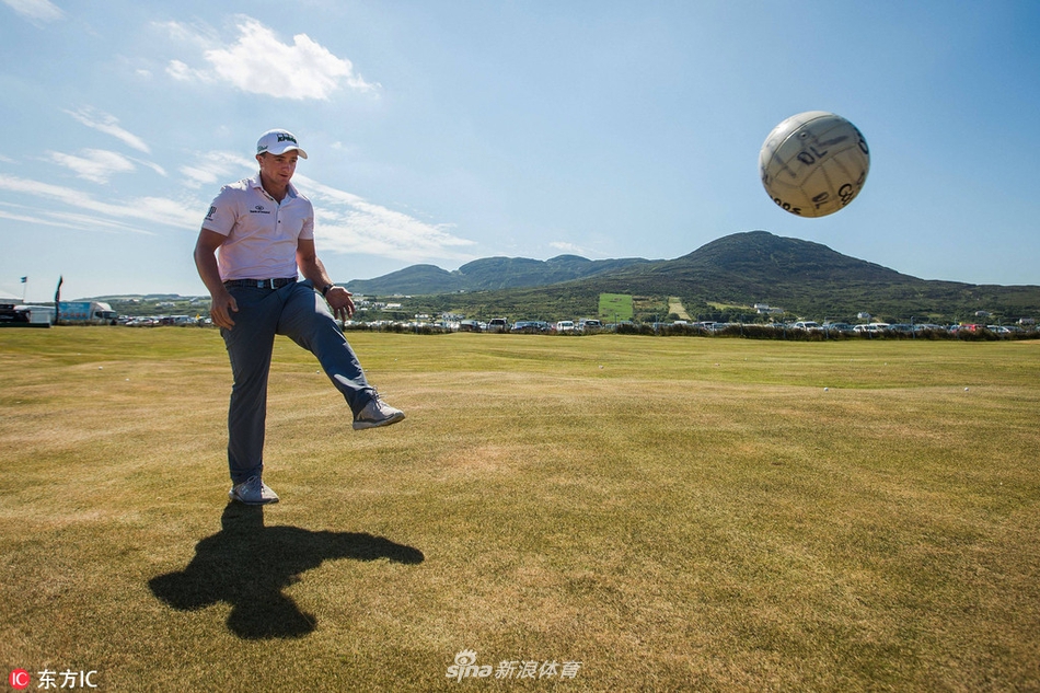 保罗·邓恩与同组伙伴在球道上惬意漫步，交流切磋，享受着比赛过程的轻松愉悦。