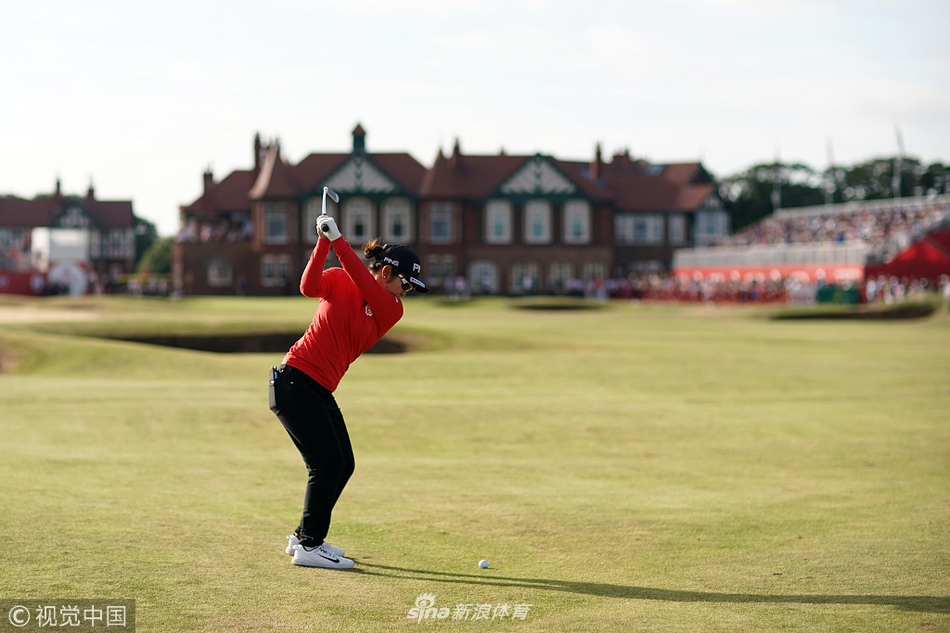 一轮激战过后，伯娜隆在计分处认真核对成绩，眼神中透露出对每一杆的负责与专注。