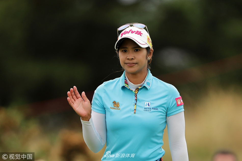 伯娜隆在皇家利瑟姆球场上专注凝视，海风吹拂着她的发梢，眼神坚定而沉稳。