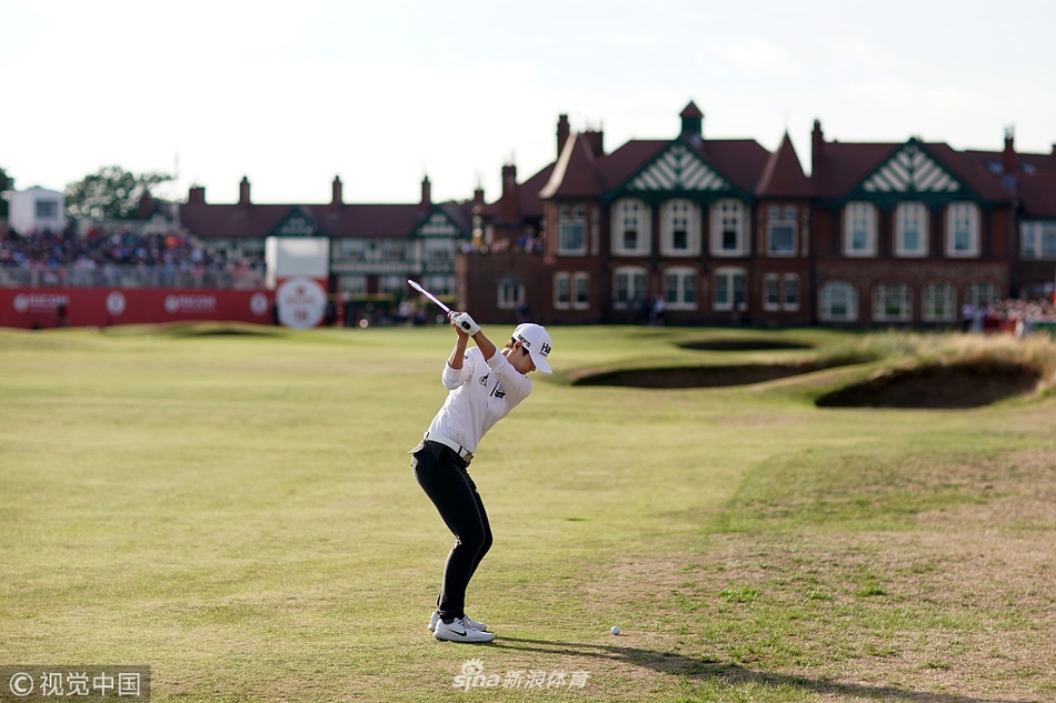 面对关键的中长推杆，伯娜隆单膝跪地，从更低的角度审视果岭起伏，丝毫不放过任何细节。