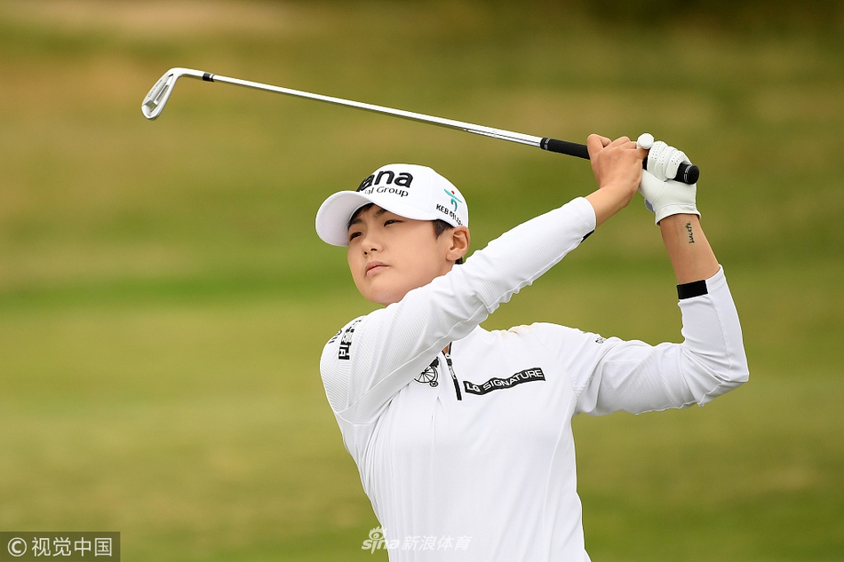 伯娜隆在球道上潇洒挥杆，身体姿态充满力量与平衡，背景是典型的林克斯球场风光。