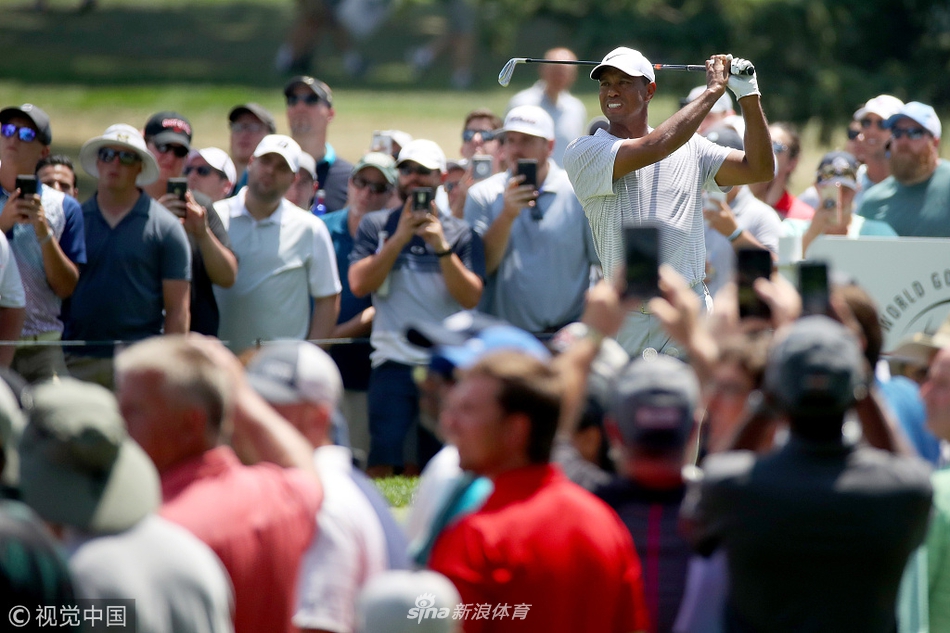 夕阳下，伍兹独自走过火石球场的球道，身后拖着长长的影子，画面宁静而富有深意。