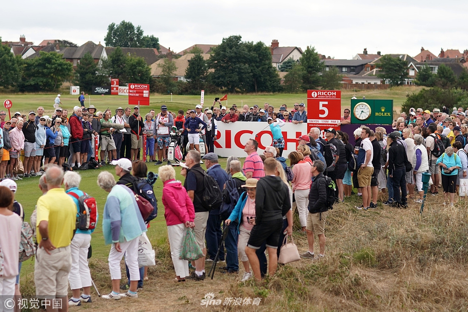 比赛中伯娜隆与球童交流策略，手指远方，展现出良好的团队协作与战术思考。