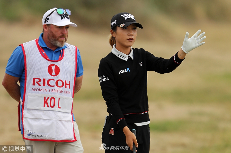 伯娜隆完成一次漂亮的推击后，面带微笑走向球洞，充满自信与喜悦。