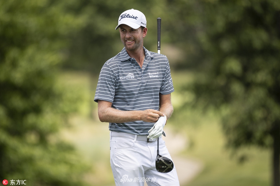 托马斯与决赛轮同组球员罗里·麦克罗伊一同走在球道上,两人进行着轻松交流,展现了顶尖球员之间的尊重与友谊。