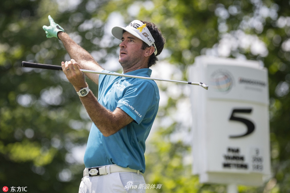 托马斯在球道中央优雅地完成一记铁杆攻果岭挥杆,身体姿态完美平衡,球杆与蓝天绿草构成一幅和谐的运动画面。