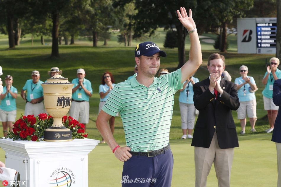 夺冠后,托马斯与自己的团队在果岭上紧紧拥抱庆祝,笑容灿烂,背景中可以看到火石俱乐部标志性的会所建筑。