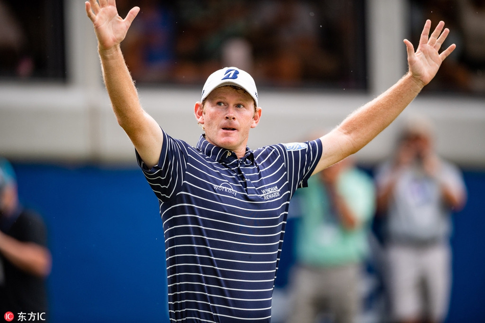 潘政琮在决赛轮中专注推击，一度与领先者并驾齐驱