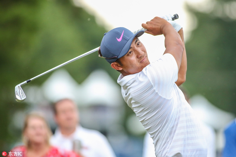 莱德杯美国队队长吉姆·福瑞克在比赛中击球，最终获得并列第四名