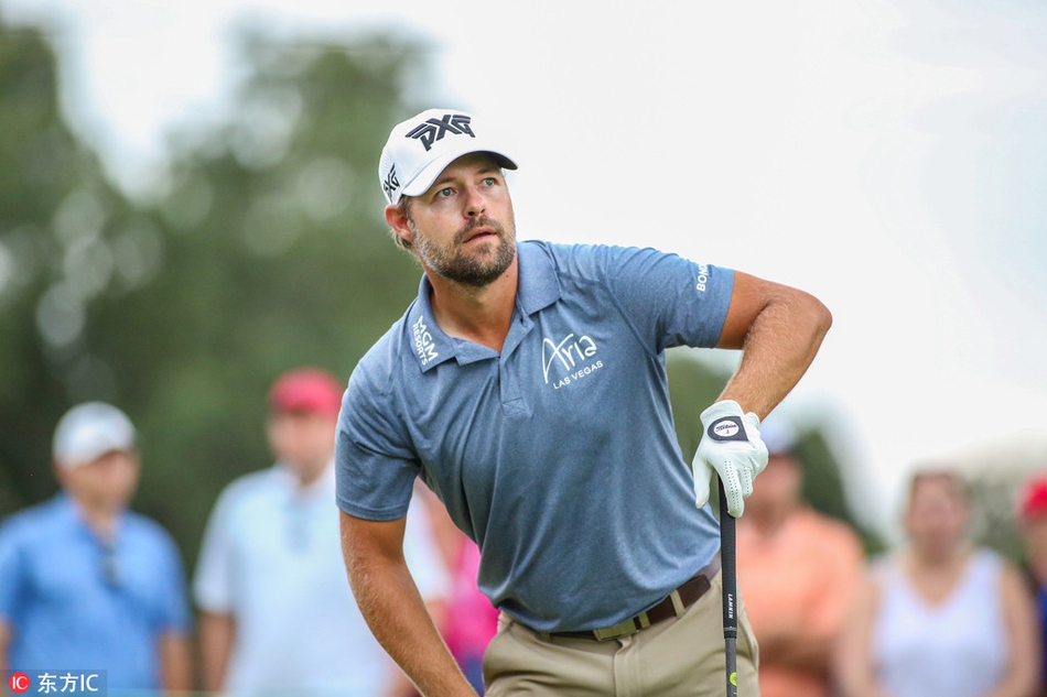 斯内德克尔高举奖杯向观众致意，庆祝这场来之不易的胜利