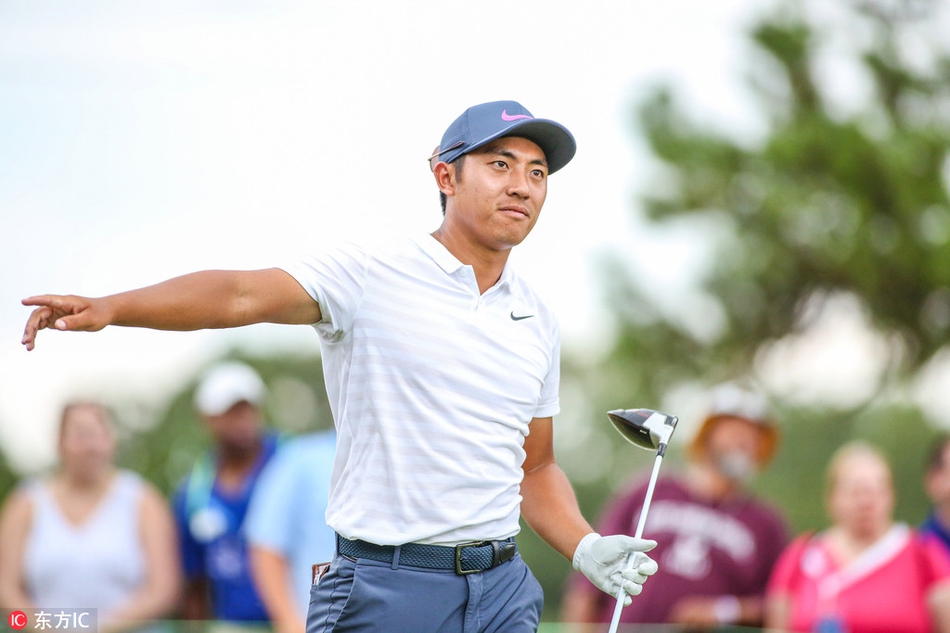 斯内德克尔在第十八洞果岭果断推入致胜小鸟球后挥拳庆祝