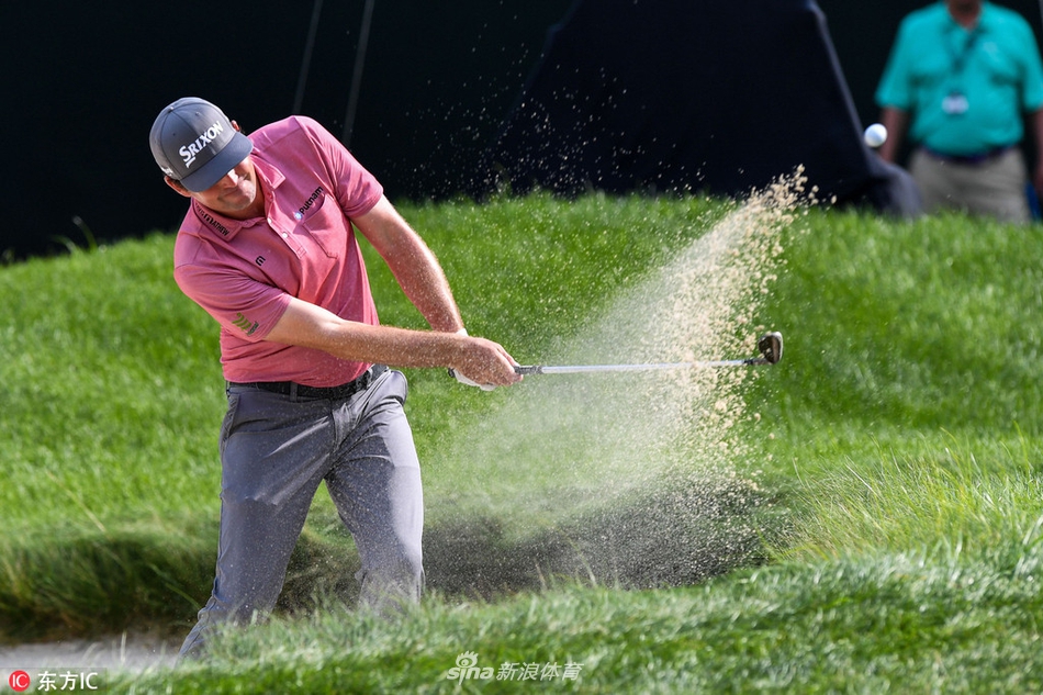 德尚博在练习场热身，全力挥杆，阳光勾勒出他强健的体魄和专注的侧影。