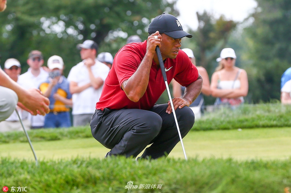 冠军德尚博在颁奖典礼上，面带微笑从嘉宾手中接过沉甸甸的冠军奖杯，眼神中充满自信。