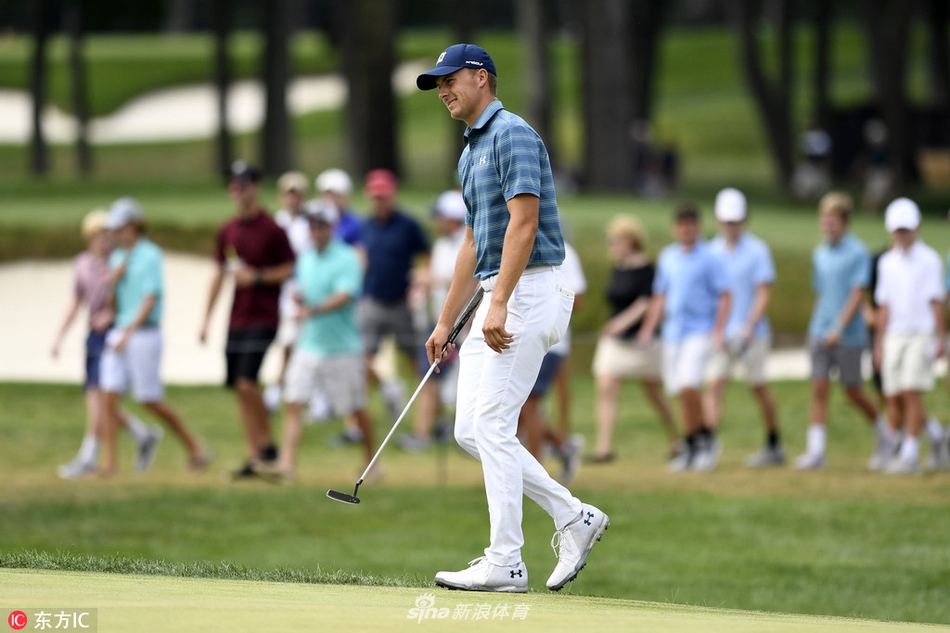 德尚博在球道沙坑中冷静救球，身体姿态稳定，目光专注地凝视着远处的果岭方向。