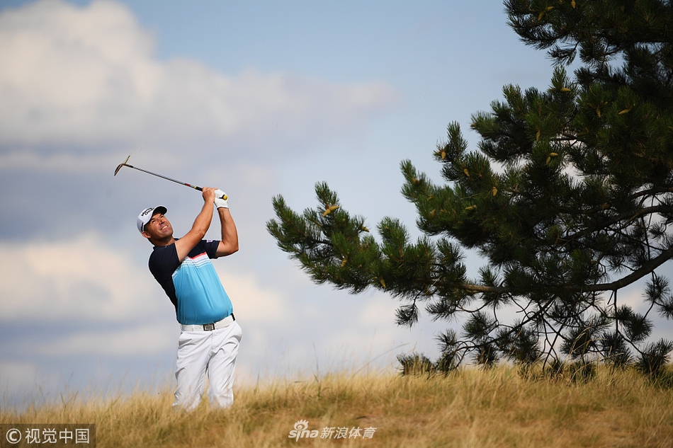 帕万深情亲吻冠军奖杯,银色的奖杯与他喜悦的笑容在落日余晖下熠熠生辉。