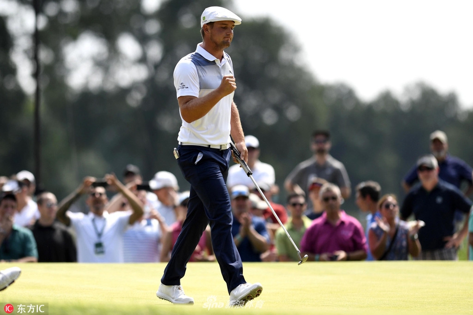 赛场观众为德尚博的精彩表现热烈鼓掌，看台上座无虚席，气氛高涨。