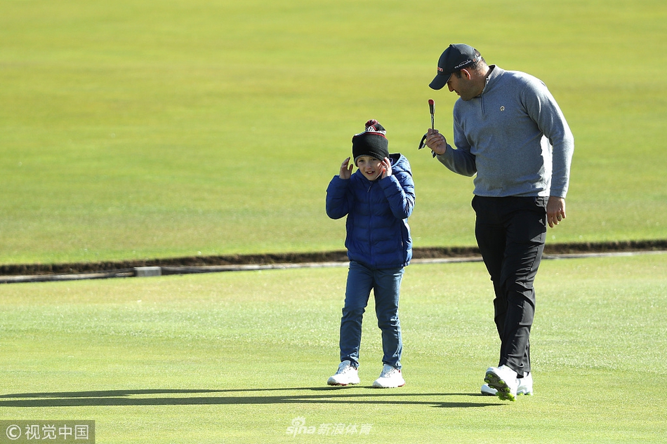 冠军奖杯在聚光灯下熠熠生辉,周围环绕着欢呼的人群,定格下胜利与狂欢的永恒瞬间。