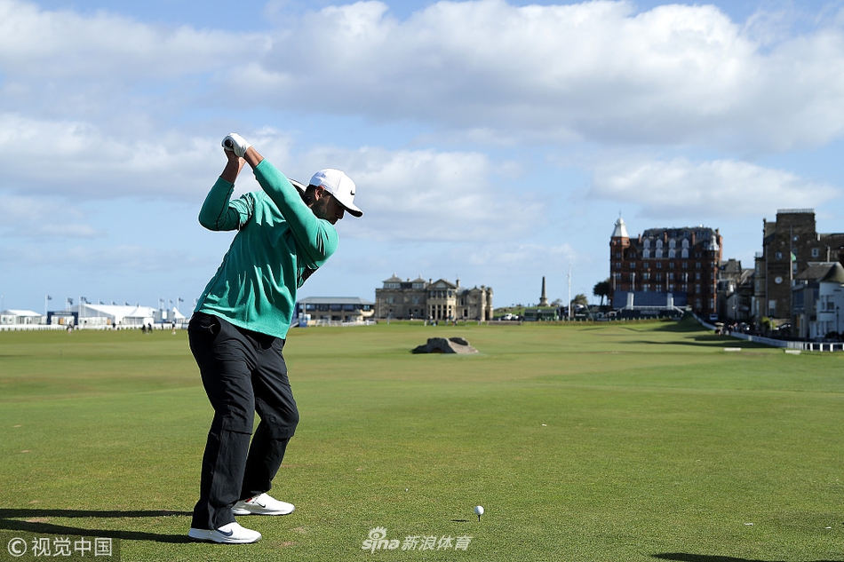 布鲁克斯-科普卡挥杆瞬间,身体充满爆发力的扭曲线条与夕阳下的修长身影构成力与美的剪影。