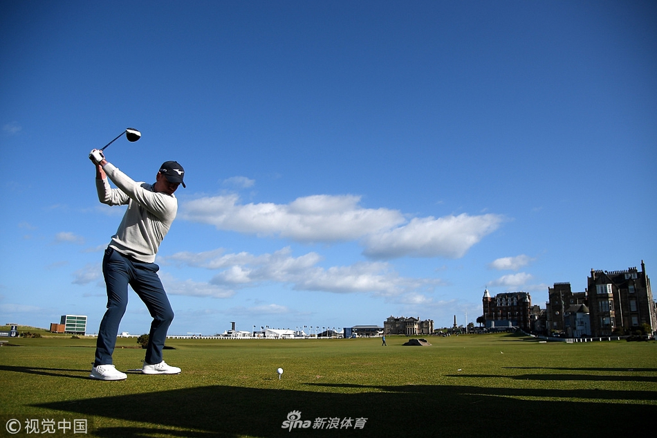 格雷格-金尼尔与休伊-刘易斯在场边开怀大笑,仿佛将好莱坞的轻松氛围带到了紧张赛场上。